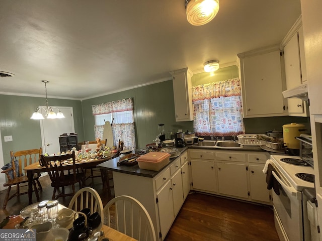 kitchen featuring electric range, dark hardwood / wood-style flooring, a notable chandelier, kitchen peninsula, and ornamental molding