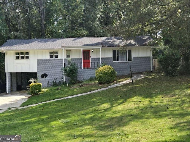 view of front of property featuring a front lawn and a carport