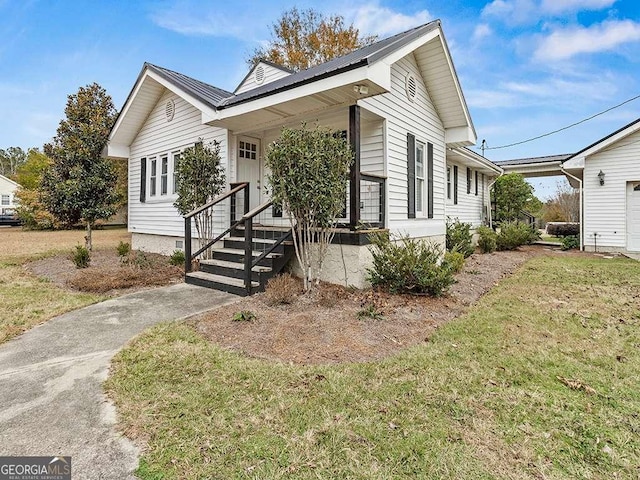 view of front of property with a front lawn