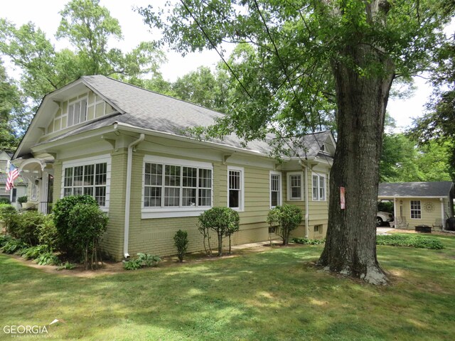 view of front of property with a front lawn