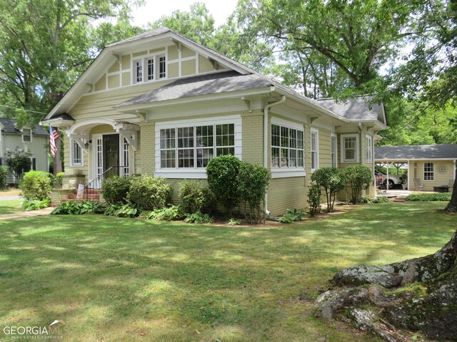 view of front of property with a front yard