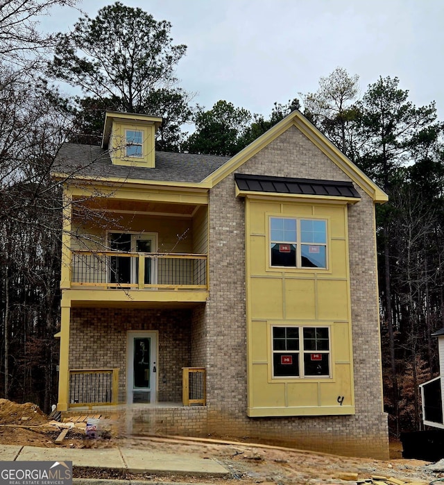 view of front of home featuring a balcony