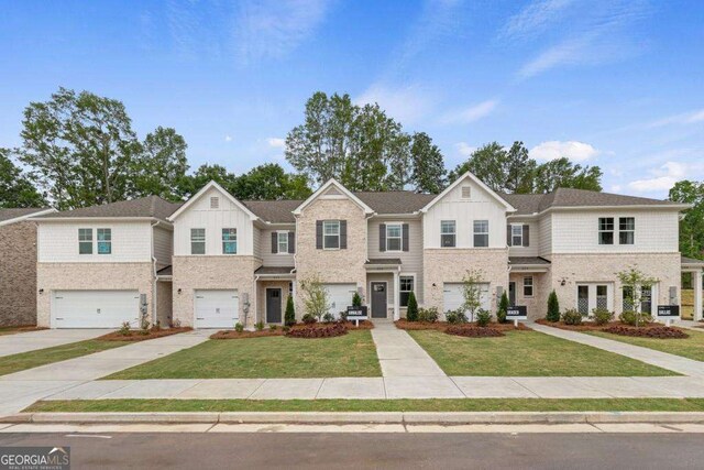 view of front of property featuring a front yard