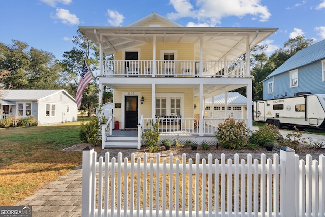 view of front of house featuring covered porch and a front yard