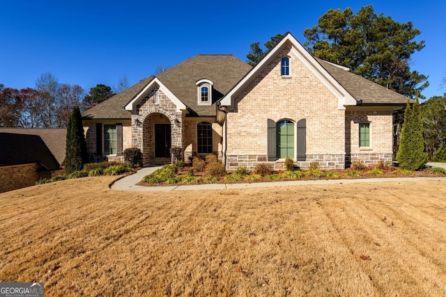 view of front facade featuring a front lawn