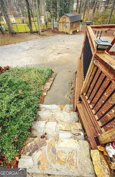 view of yard with a storage unit