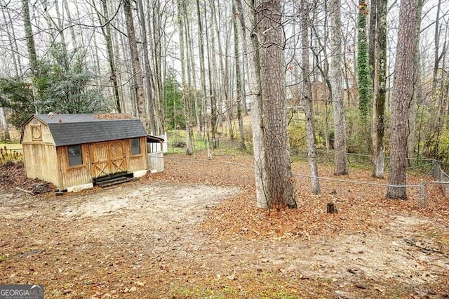 view of yard featuring a shed