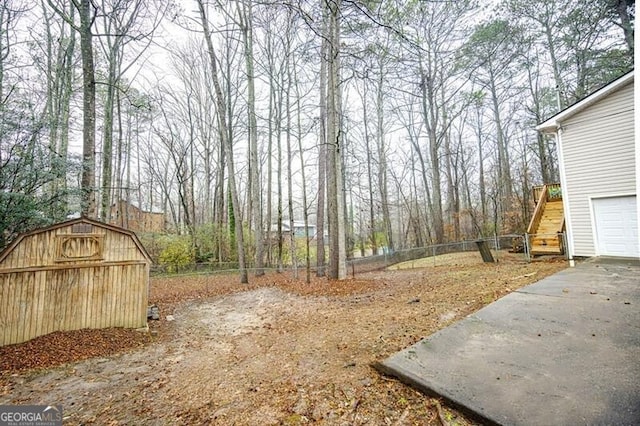 view of yard featuring an outdoor structure