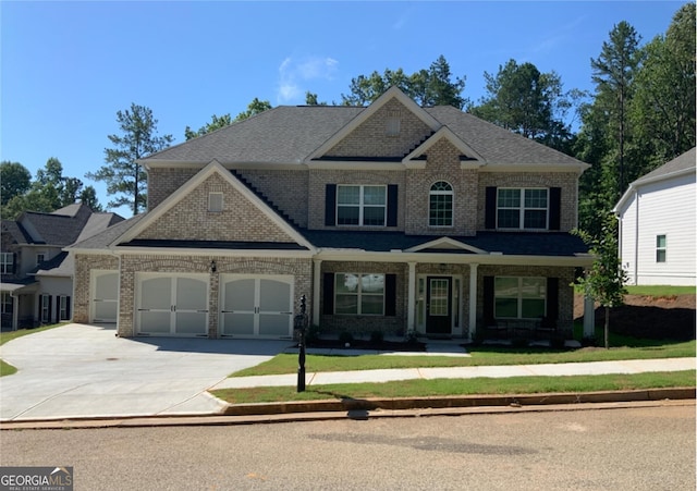 craftsman inspired home featuring a front lawn