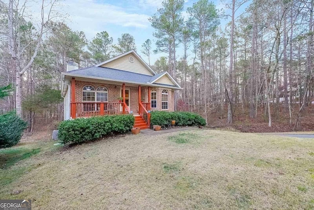 view of front of property featuring a front lawn and a porch