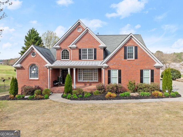 view of front of property featuring a porch and a front yard