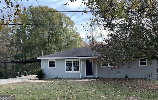 view of front of house featuring a front lawn and a carport