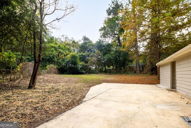 view of yard featuring a patio area