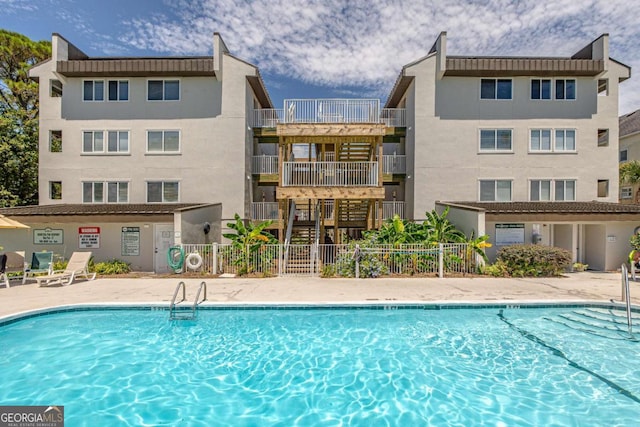 view of swimming pool