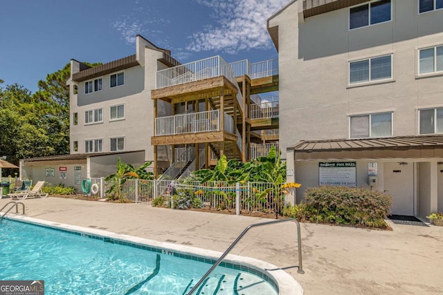 view of swimming pool featuring a patio