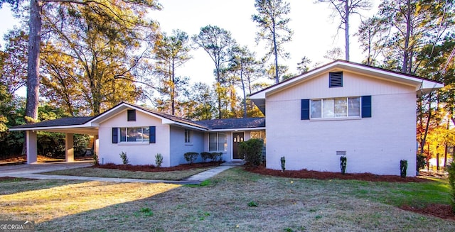 view of front facade featuring a carport and a front lawn