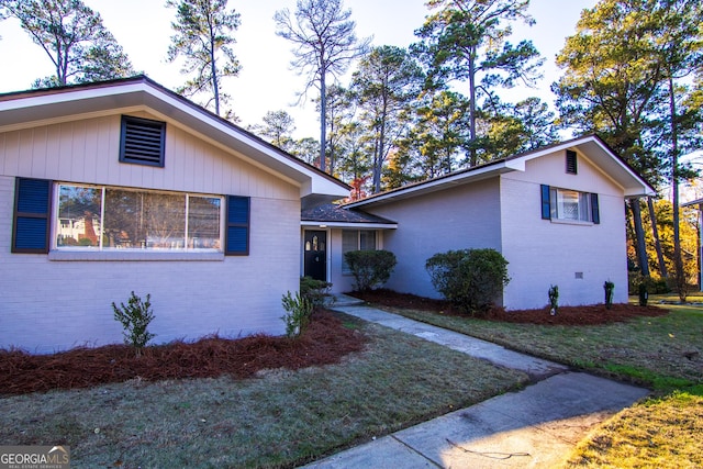 view of front of property featuring a front yard