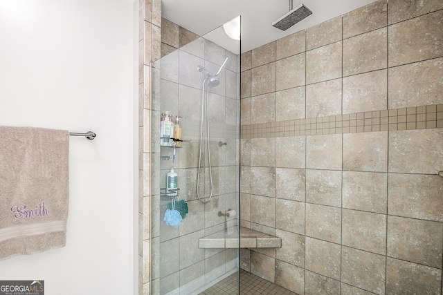 bathroom featuring a tile shower