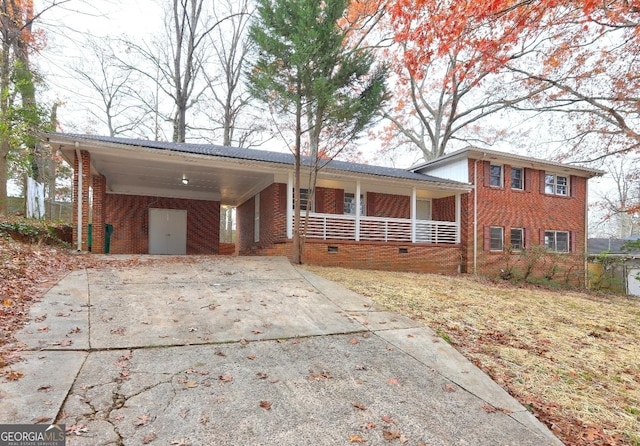 view of front of house with covered porch and a carport