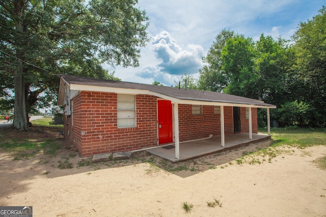 view of front of property featuring a patio