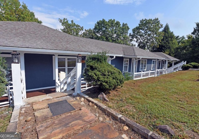 view of front facade featuring a front lawn and a porch