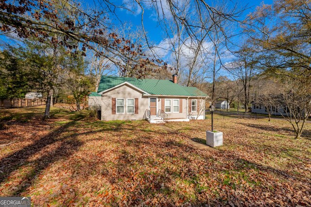 single story home with a front lawn