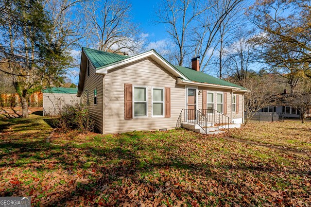 view of front of property featuring a front lawn