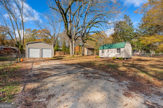 view of yard featuring an outbuilding