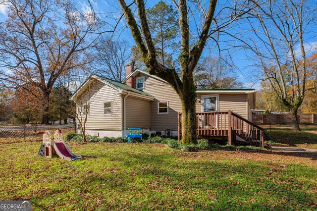 back of house featuring a lawn