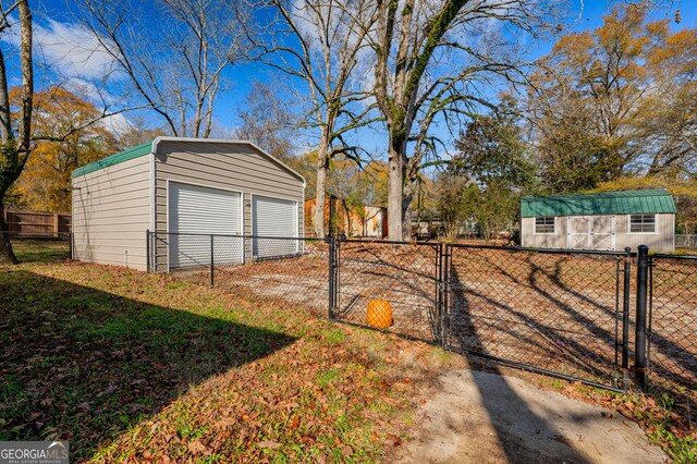 view of yard featuring an outdoor structure