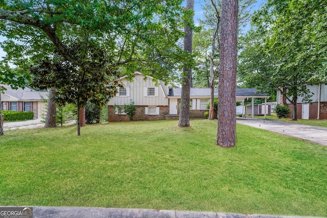 tri-level home featuring a front lawn