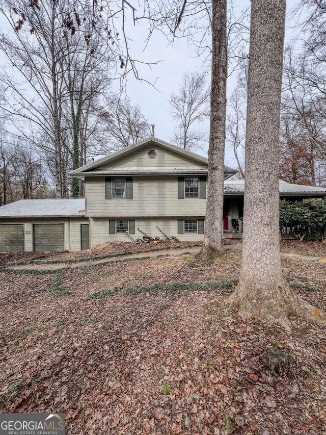 view of front facade with a garage