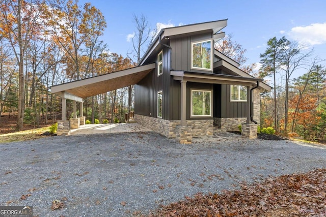 view of front of property featuring a carport