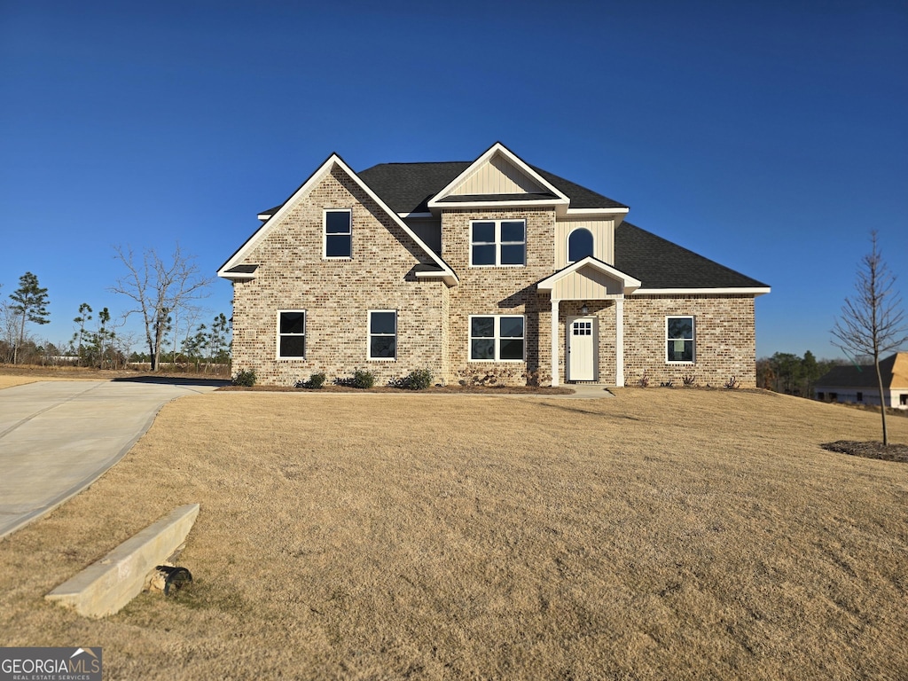 craftsman-style home featuring a front lawn