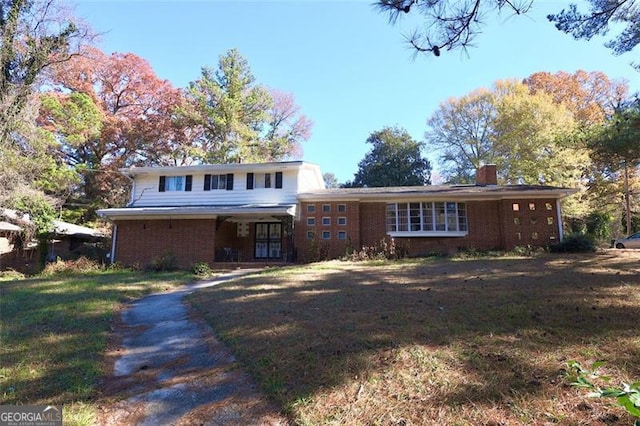 view of front of property featuring a front lawn