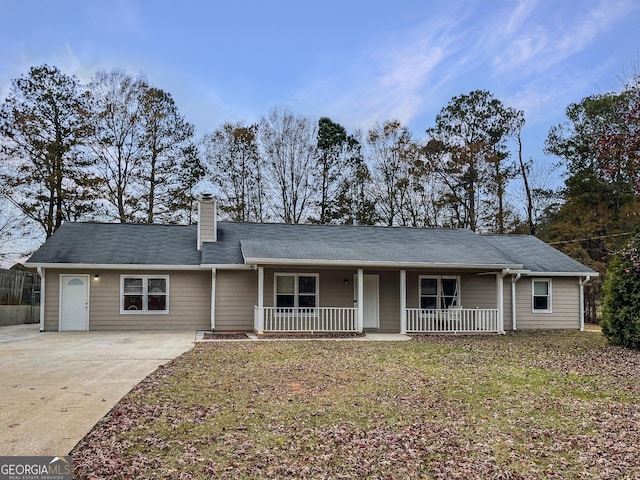 ranch-style house featuring a front yard