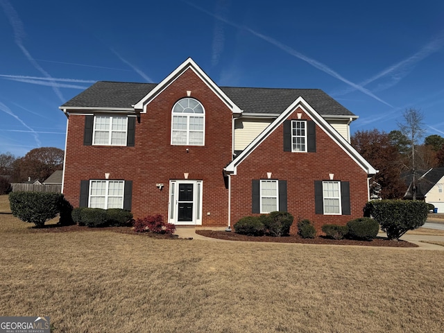 view of front property featuring a front lawn