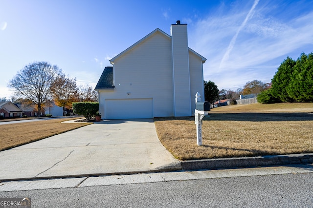 view of side of property featuring a lawn