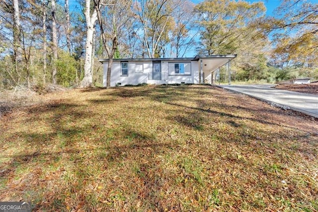 view of front of property featuring a carport