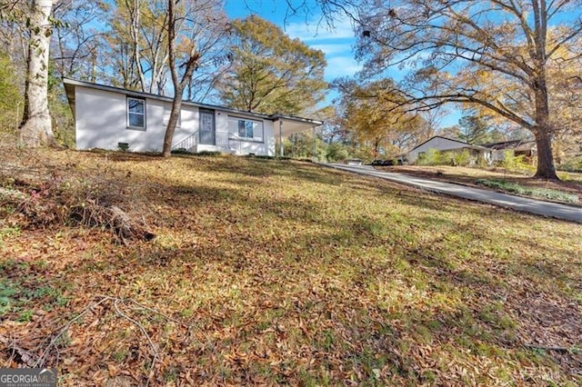 view of front of house featuring a front yard