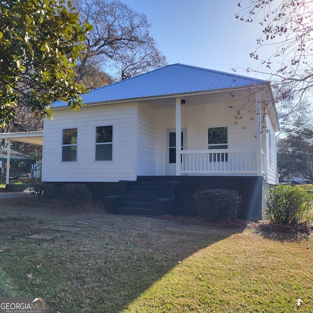 view of front of property featuring a porch and a front yard