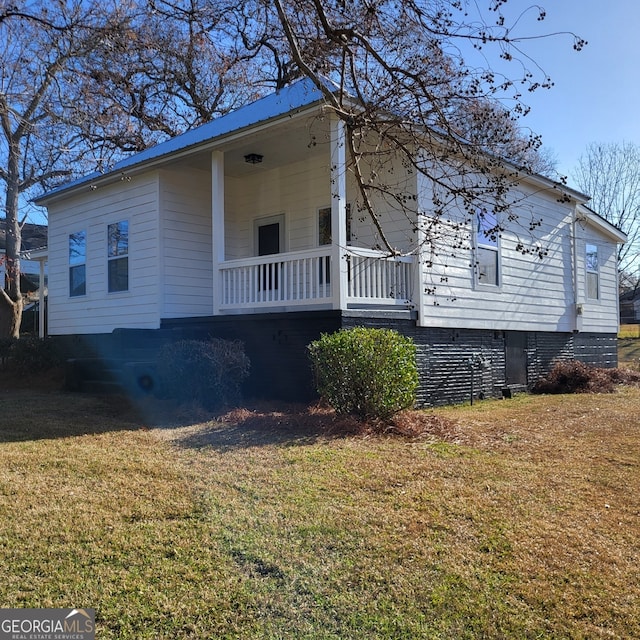 view of front of house featuring a porch and a front yard