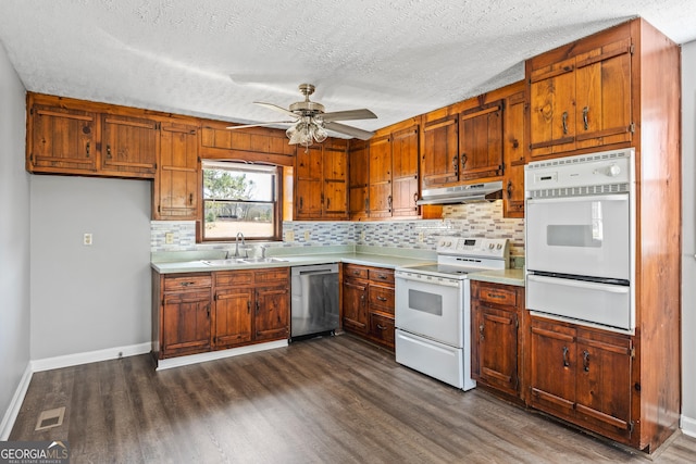 kitchen with white appliances, visible vents, a sink, under cabinet range hood, and a warming drawer