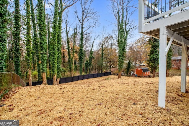 view of yard featuring a shed