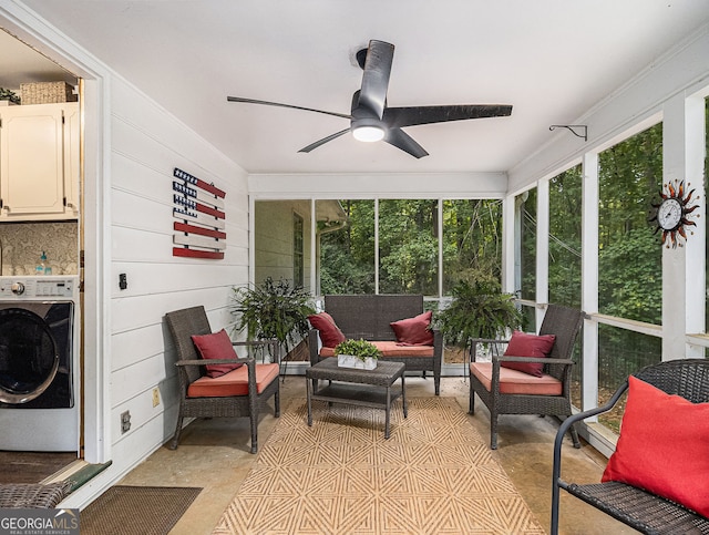 sunroom / solarium featuring washer / dryer and a ceiling fan