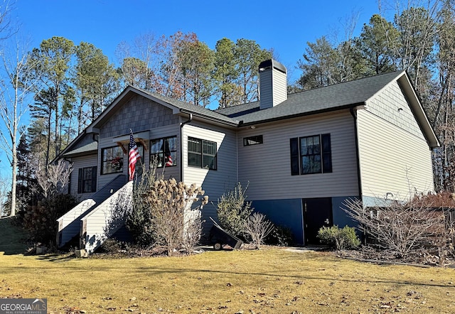 view of front of house with a front lawn