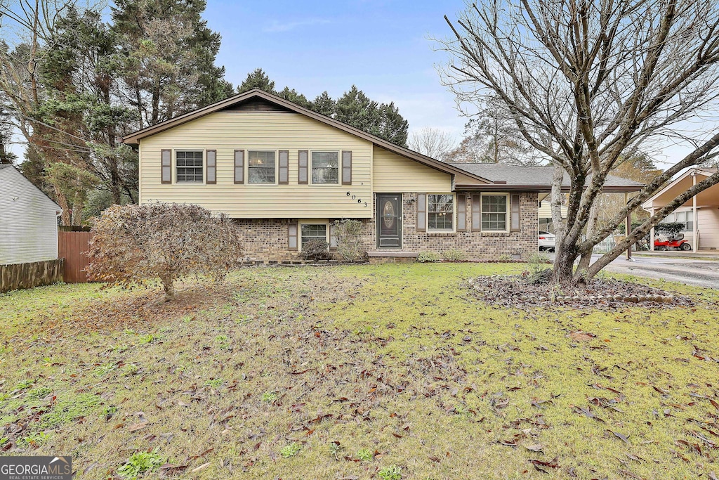 tri-level home featuring a front lawn