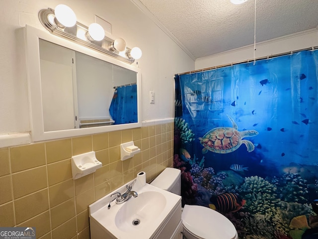 3039 Albany Ave, Waycross, GA 31503 - full bath featuring a textured ceiling, crown molding, tile walls, toilet, and vanity
