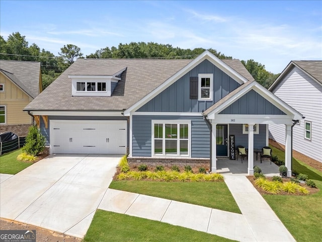 craftsman house with a front lawn and covered porch