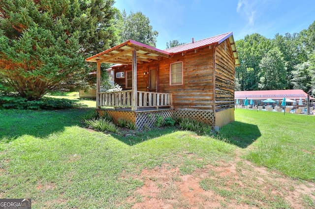 view of front of property featuring a front yard